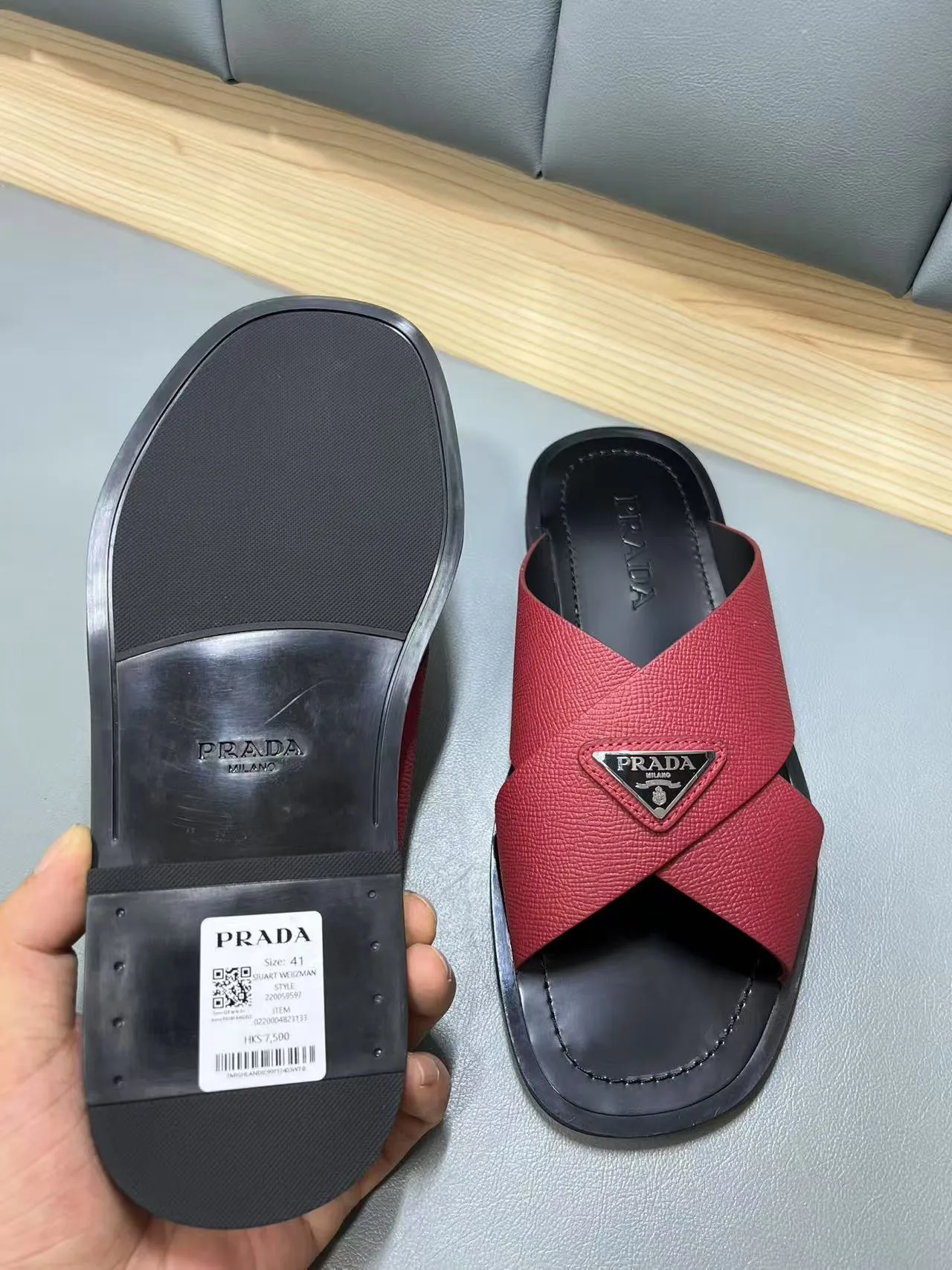 340💰PRADA Prada’s latest slippers are synchronized with the official website. This slipper is made of the brand’s unique and iconic Saffiano leather. The brand logo jumps out from the double straps, and the brand style is clearly visible. Cowhide gives men elegant charm and functional design, making it an ideal choice for vacation and leisure. Size:38-45